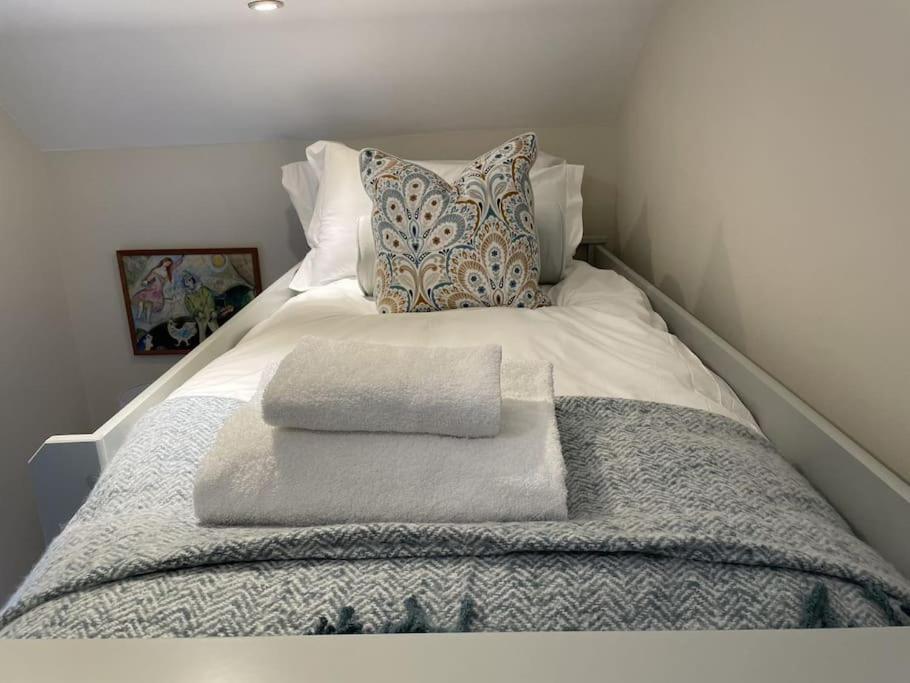 Holly Cottage, 2, Northbrook Park, Farnham-Up To 6 Adults Bagian luar foto